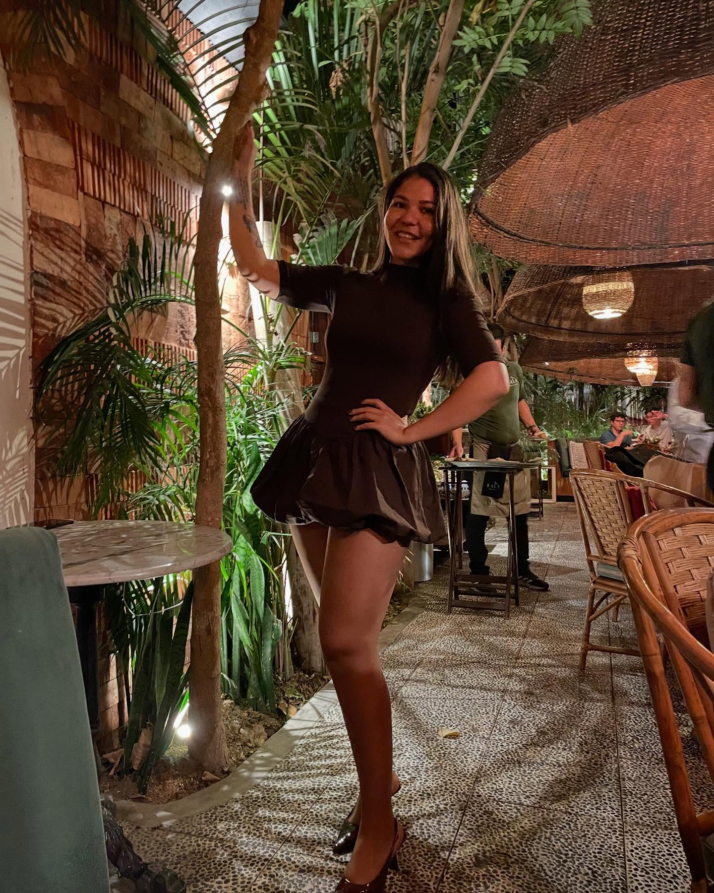 Alejandra en restaurante tropical